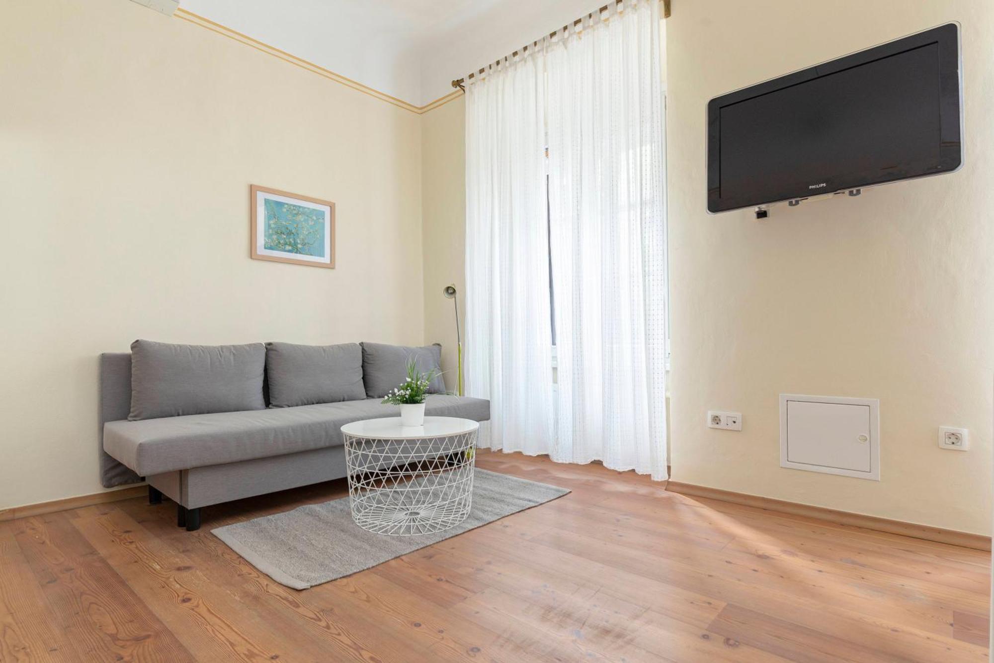 Apartment By The Walnut Tree Laibach